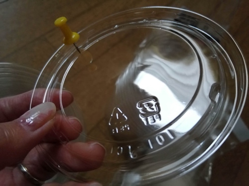 フタに画鋲で穴開け